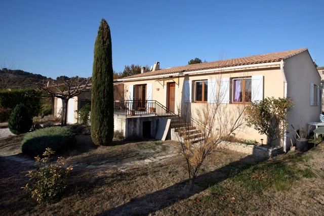 Villa proche Gordes en bordure de village